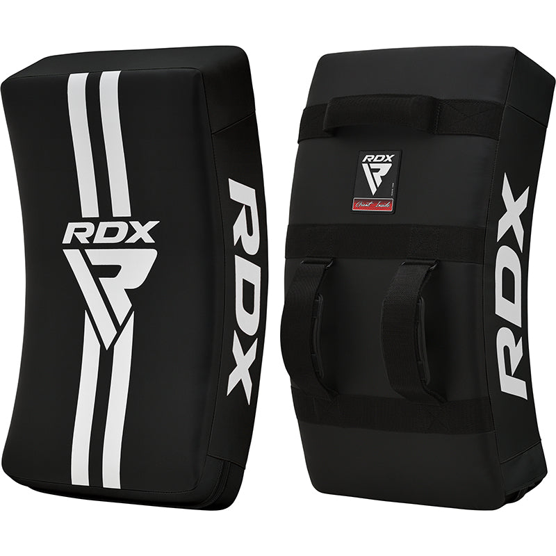 Entrenamiento RDX T1 Curved Kick Shield with Nylon Handles en color Negro, vista principal